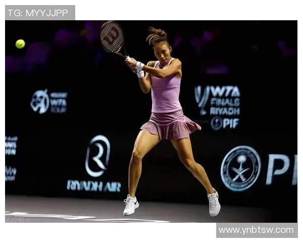 卷发足球明星崭露头角 展现超凡技术与拼搏精神成为球场新宠